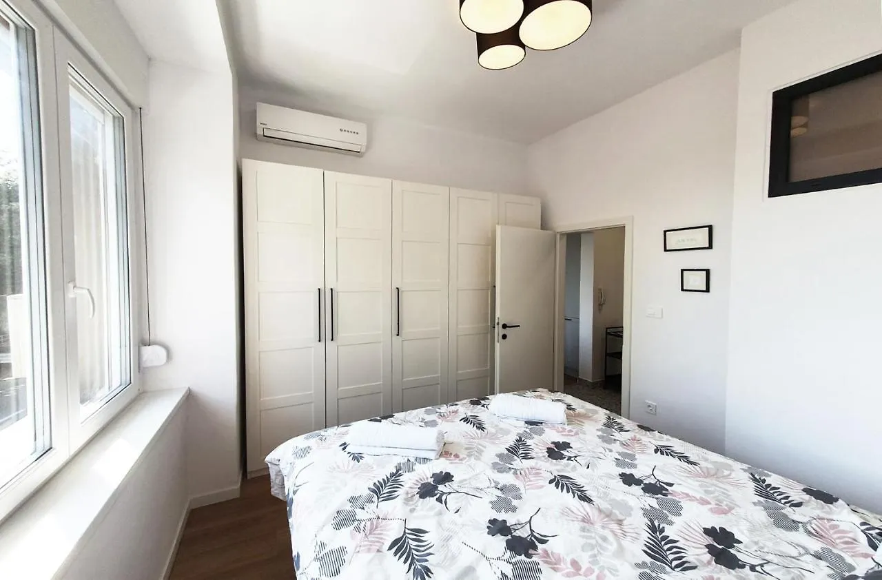 Stross 1 Bdrm Apartment Rijeka